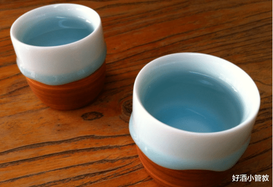 |为何爱喝酒的行家,总会在桌上放一杯“白开水”?原来酒是这样喝