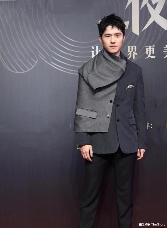 粉色|明星造型“尴尬史”：有人像荷包蛋，有人丑似女巫，有人老10岁