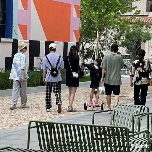 戚薇|戚薇一家三口被偶遇,6岁Lucky单脚踩平衡车扮酷,晒得比李承铉黑