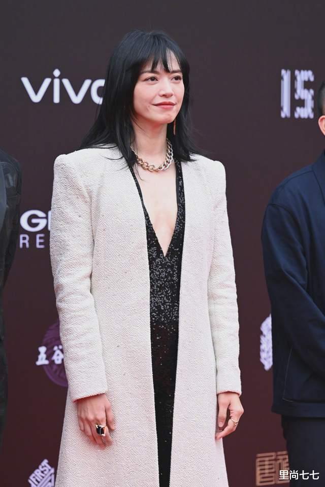 童瑶|童瑶穿了王菲的衣服，姚晨比男明星壮硕，姜文老婆周韵成红毯最佳