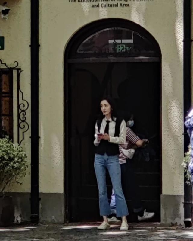 杨幂|杨幂拍戏被偶遇，被赞“人间腿精”，三名助理围成一圈贴身侍奉