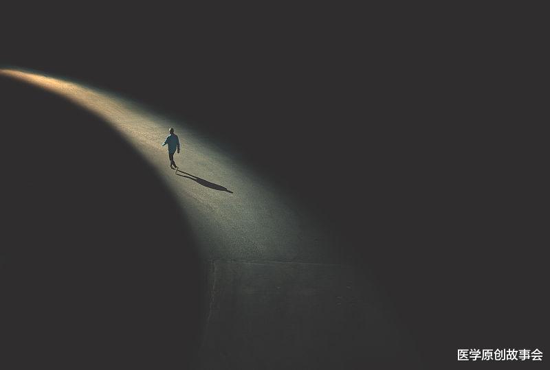 脂肪肝|寿命短的人，走路会有六个共性，45岁以后，希望你一个都没有