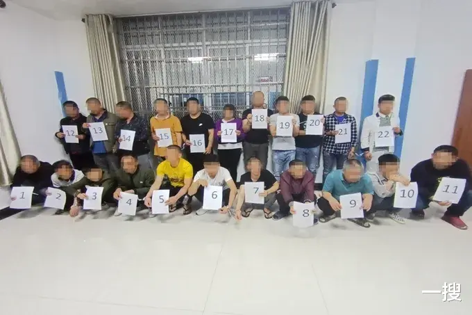 一搜 藏着什么秘密？深夜，小卖部里生意“火爆”，有人进进出出