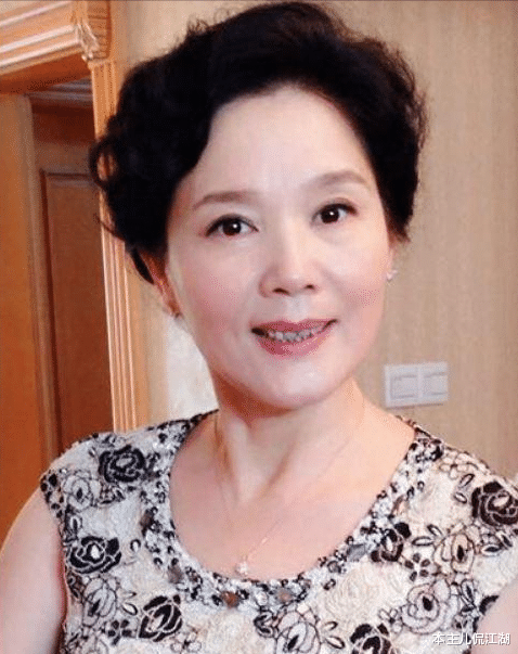 雷佳音|“国民母亲”杨青：和军人丈夫离婚，独自抚养女儿长大，现状如何