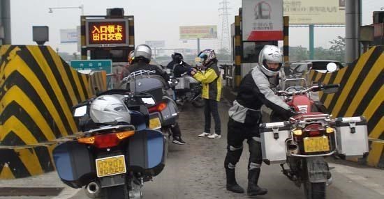 奶豆说育儿|摩托车允许上高速，为什么要收费？还按轿车标准收