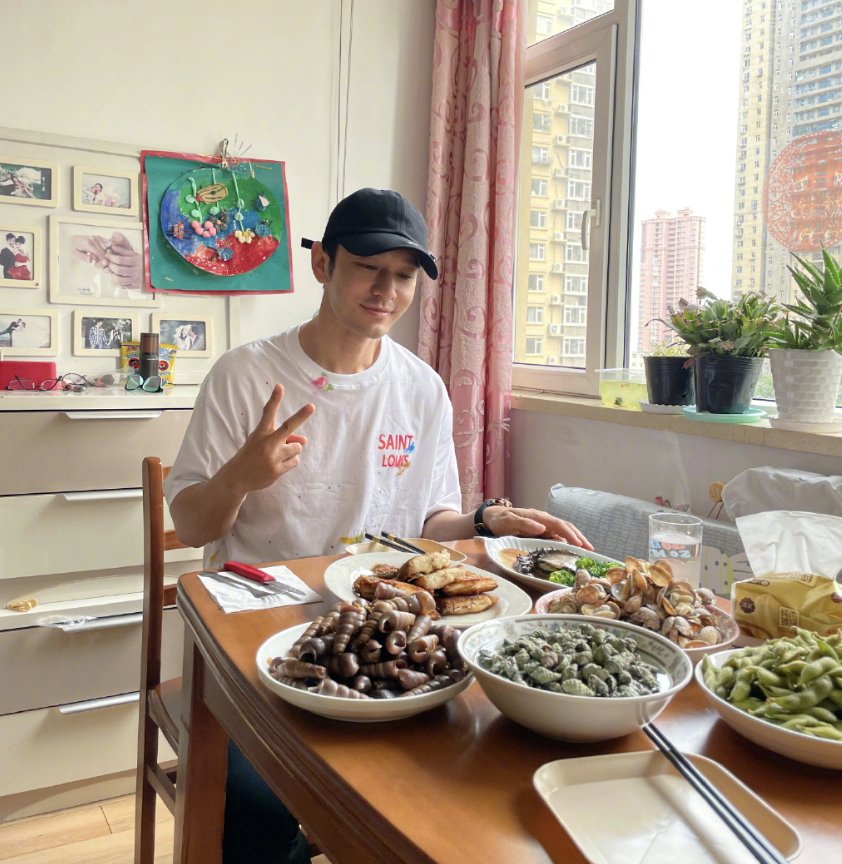 黄晓明|黄晓明带儿子回青岛老家，小海绵现身机场和啤酒节，帅气可爱