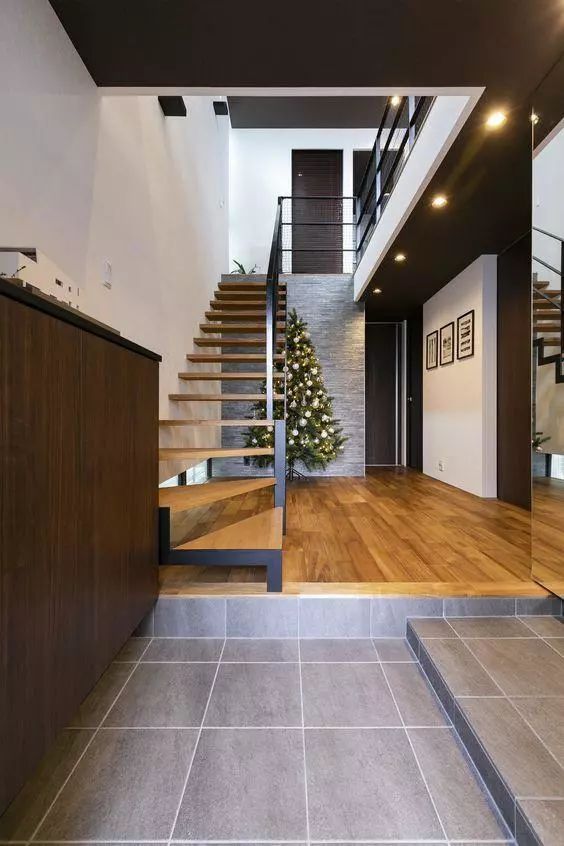 |不比不知道，日本人都把楼梯装到玄关处了，还怕老婆嫌楼梯占地方？