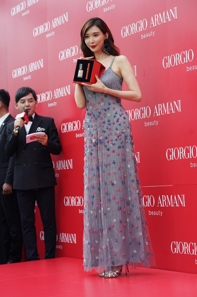 穿衣搭配|离开美颜滤镜的林志玲也不抗老，皮肤松弛皱纹明显，可穿搭却挺嫩