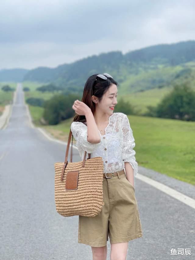 鱼司辰|气质不分年龄，蕾丝小开衫＋卡其色短裤，性感又有女人味