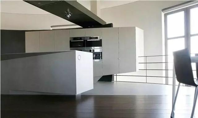 |他花30万买下一个废弃水塔，打造成360°全景房，有人出价1500万