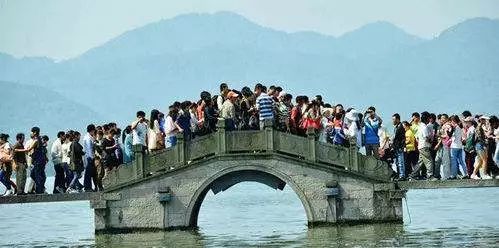 科学家 你觉得你要仰望多少次天空才能够看到苍穹？“苍穹”这两个字！