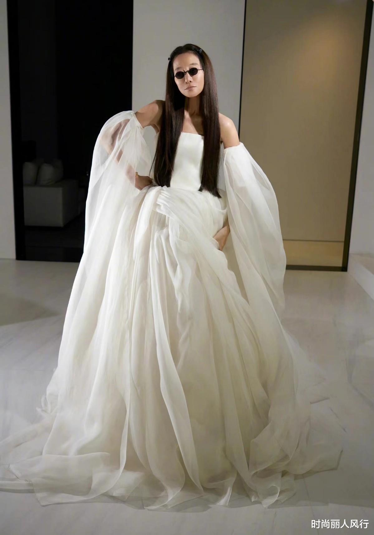 时尚丽人风行 72岁“婚纱女王”王薇薇亲自上阵!穿婚纱拍大片,扮新娘个性十足