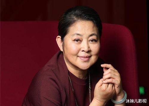 倪萍|倪萍身体再度引关注，弯着腰走路步履蹒跚，下楼梯还要人搀扶