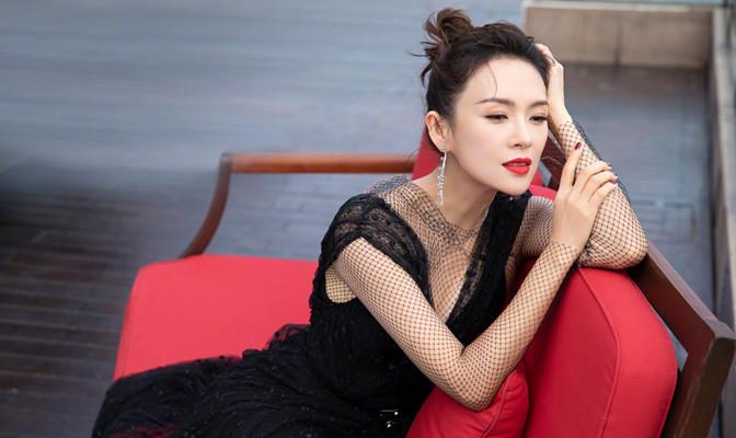 方脸妹说时尚|章子怡一家游玩被偶遇！她穿黑裙戴帽抱娃变保姆，儿子眼睛像汪峰