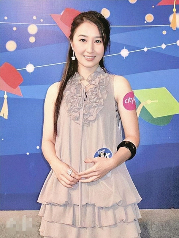 全球时尚号|56岁关咏荷与张家辉同框，穿绿色高光色长裙好惊艳，不像两孩子妈