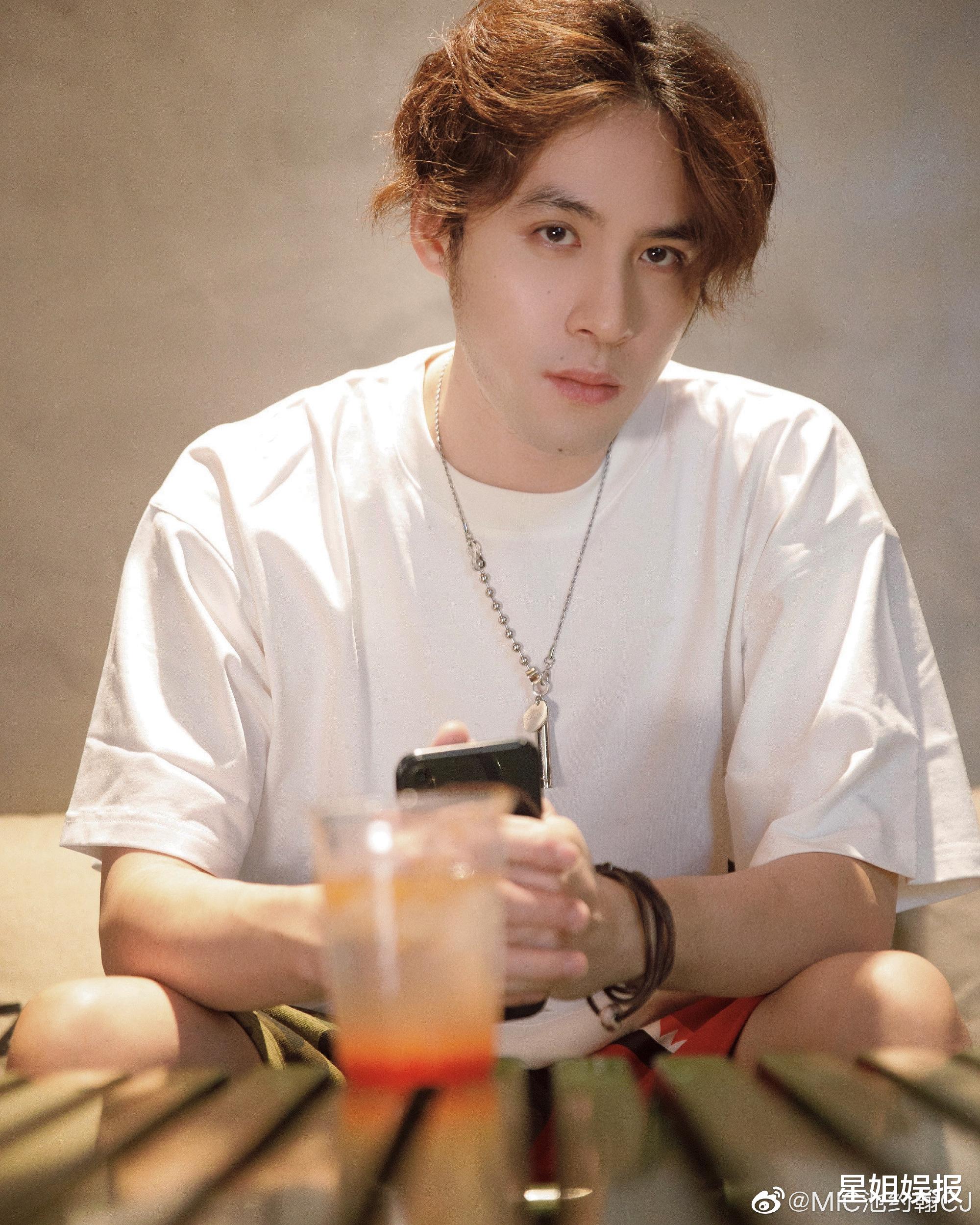 池约翰|内地初代男团成员宣布结婚，他和新娘的爱情故事好浪漫，4位队员还是伴郎