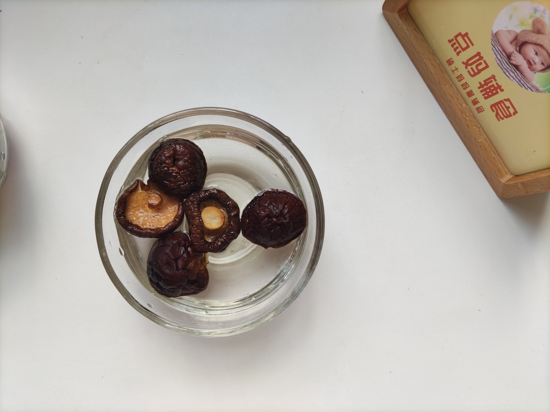 点妈辅食|1岁宝宝吃什么？试试排骨焖饭，大人宝宝一锅出，好吃又省心!