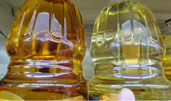 同一种食用油:“深色”和“浅色”哪一种好?区别很大,你懂吗?
