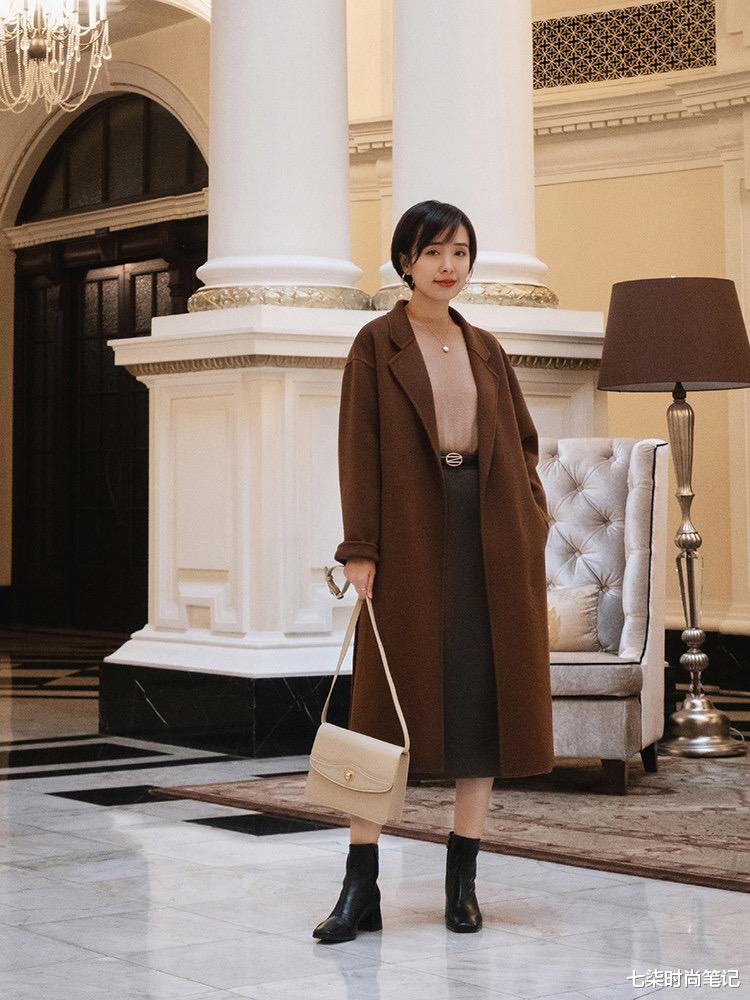 七柒时尚笔记 中年女人穿大衣别配打底裤了，试试这几件下装，优雅气质又显瘦