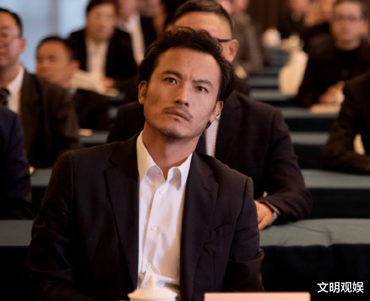 靳东|奔着闫妮靳东追《突围》，却被这位42岁女配给惊艳到了