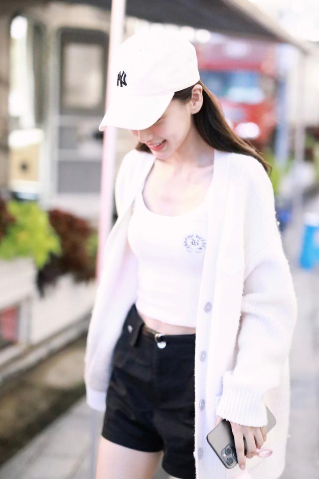 旗袍公馆|Angelababy颜值高任性,小背心穿出凹凸感,外搭针织外套不热吗?