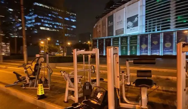 肌肉男|上海健身房内，阿姨因吃醋怒骂肌肉男，网友纷纷留言：阿姨走心了