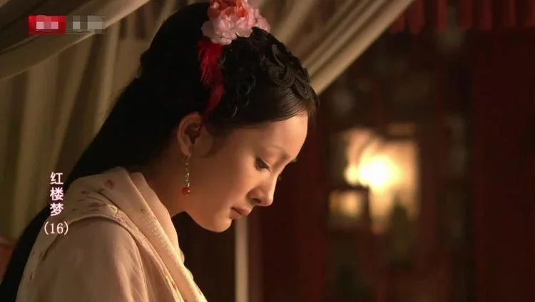 杨幂|她本是杨幂助理，却因太美被导演看中，10年后已能和杨幂平起平坐