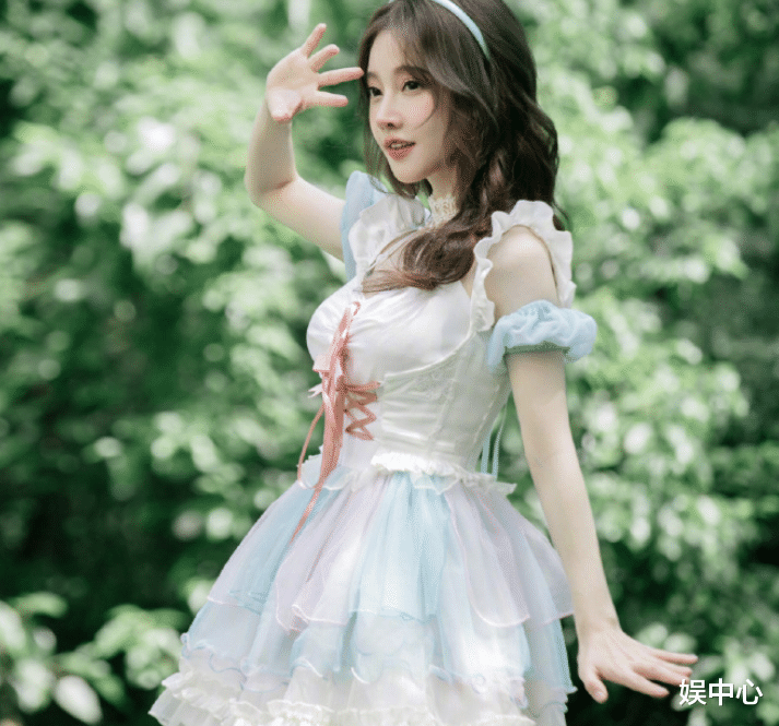 冯提莫|冯提莫最新自拍，造型秒变御姐，一头长卷发温柔到极致