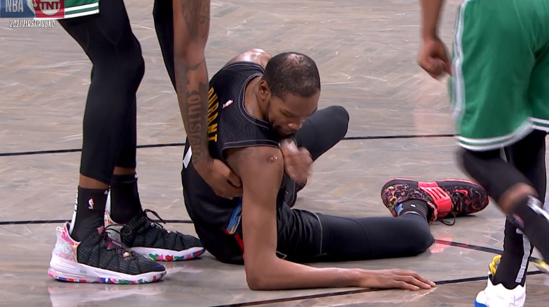 凯文·杜兰特|篮网官宣悍将伤退！杜兰特右肩挫伤伤口明显，塔图姆被KD戳眼离场