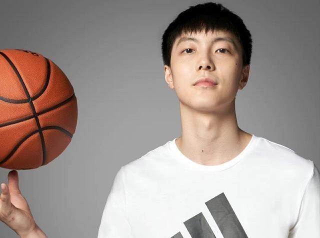 炄锌说 树大招风，胡明轩代言阿迪达斯，惨遭广东队扣罚20%夺冠奖金！