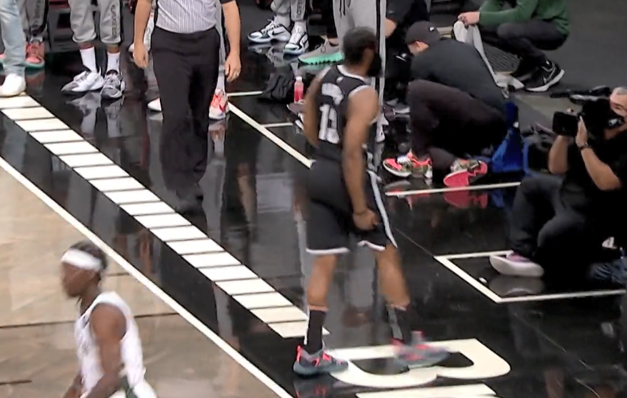 詹姆斯·哈登|突发！哈登只打43秒就回更衣室，突破传球后手捂大腿后侧很不舒服