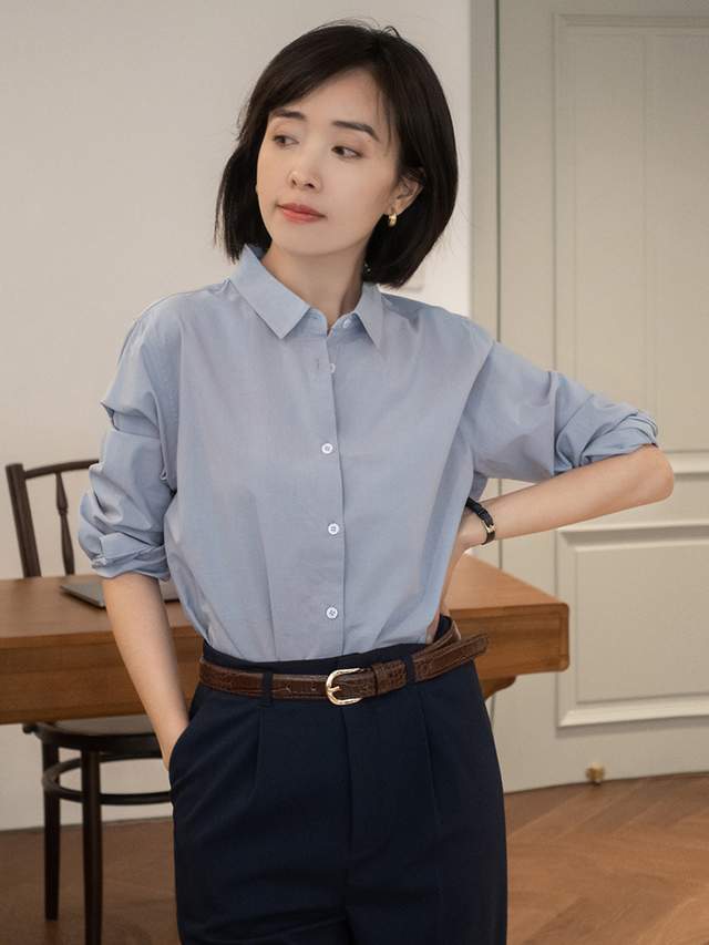 何有强|33岁的女性如何穿衬衫才时髦?搭配上牛仔裤和蓝色西装裤,超好看