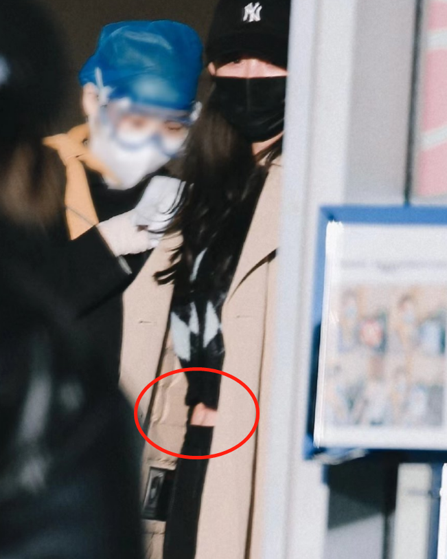 杨幂|杨幂跨年彩排照曝光！穿紧身裤炫一双细腿，身材比工作人员瘦一圈