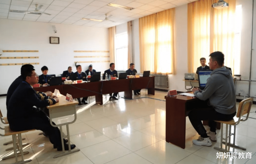 大学生|大学生“别出心裁”的简历火了，面试官哭笑不得，还意外被录取了