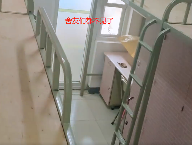宿舍|人不见了只剩床板？女大学生睡醒发现舍友都不见了，还以为在做梦