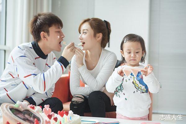 李小璐|李小璐彻底“放开”，穿丁字连体衣秀舞蹈，与昔日女神判若两人