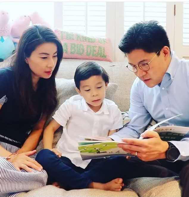 西红柿妈妈|郭晶晶前脚刚走,后脚霍启刚就被拍到带娃吃快餐,他带娃也糊弄?