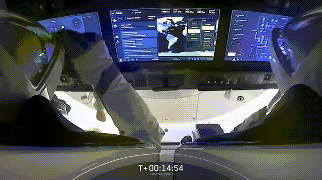 引力波 三手火箭载二手飞船送四名平民上太空，一名富豪买单