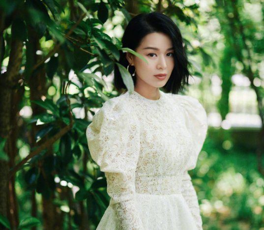 |胡杏儿言论再惹争议？被发现后秒删动态，还拉黑网友控评