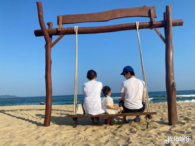 董子健|董子健当众吸烟惹争议，孙怡不顾形象抠鼻，躺男方大腿超级甜