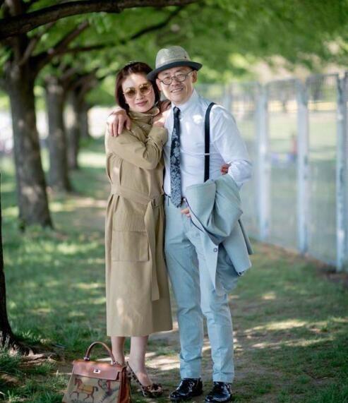 周立波|周立波和妻子露面!脸部浮肿头发稀疏,女方妆容端庄大气