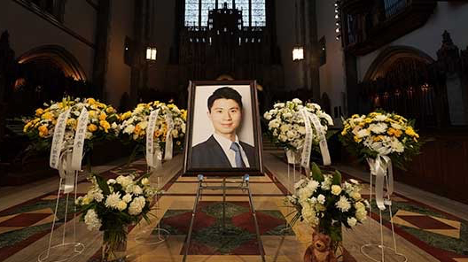 教堂|最悲伤热搜!郑少雄母亲泪洒芝加哥:第一次出国竟是参加孩子葬礼