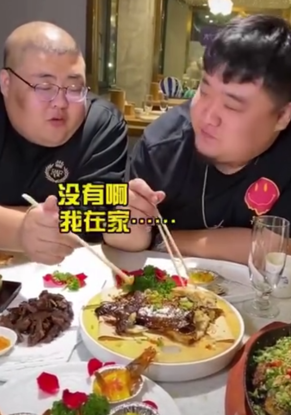 |29岁吃播网红泡泡龙过世，曾靠“给餐厅上课”成名，死因惹争议