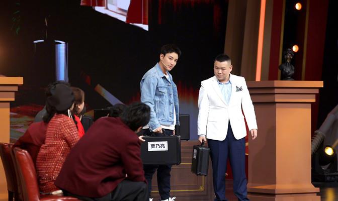 方脸妹说时尚|贾乃亮游环球影城真奢侈，穿5千T恤，大方带团队游玩却未见甜馨