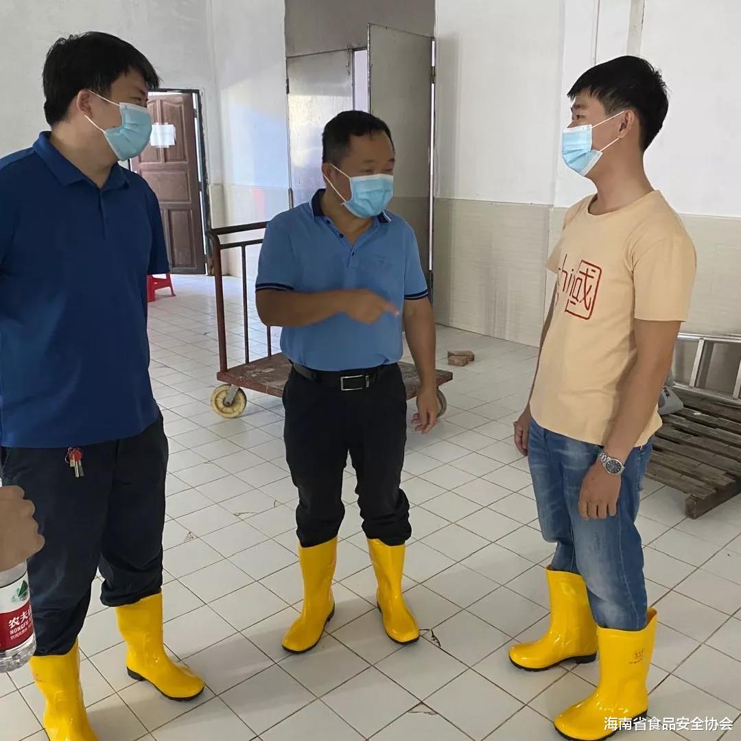 海南 海南省市场监管局到某雪糕生产企业开展不合格食品核查处置工作