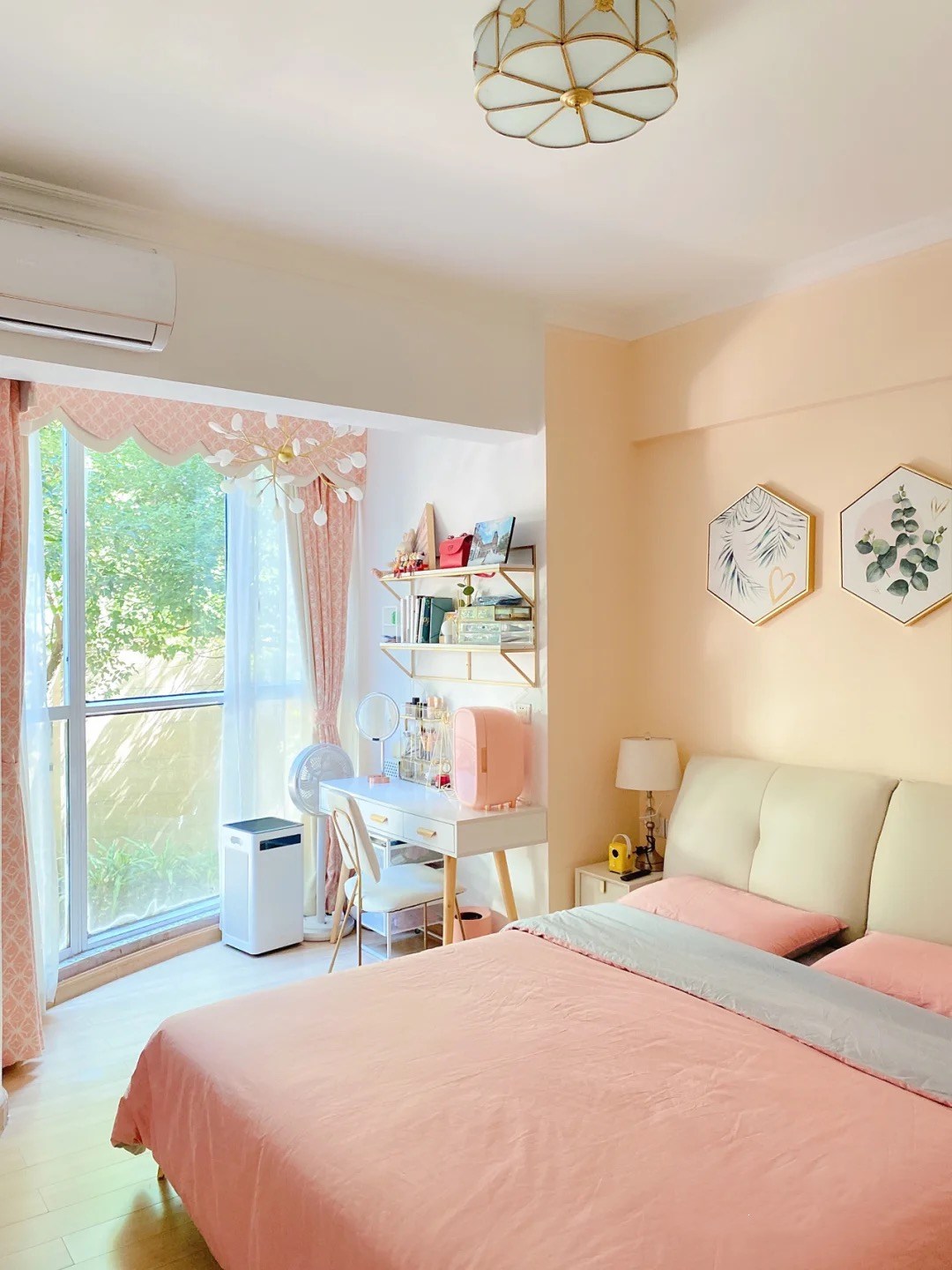 |她家85平米，家居氛围太温暖人心了，餐厅做个小抬高，真有个性