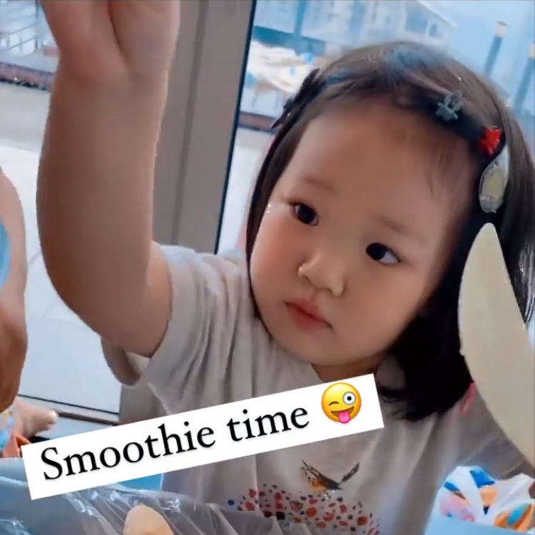 李亚男|李亚男晒大女儿做饮品，天韵化身小厨娘有模有样，和妹妹太像了