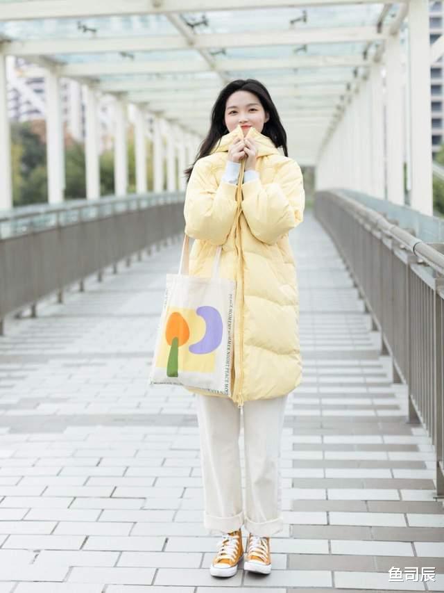 鱼司辰 冬天就要穿得保暖还好看，蓝绿色大衣+白色西装裤，知性又优雅