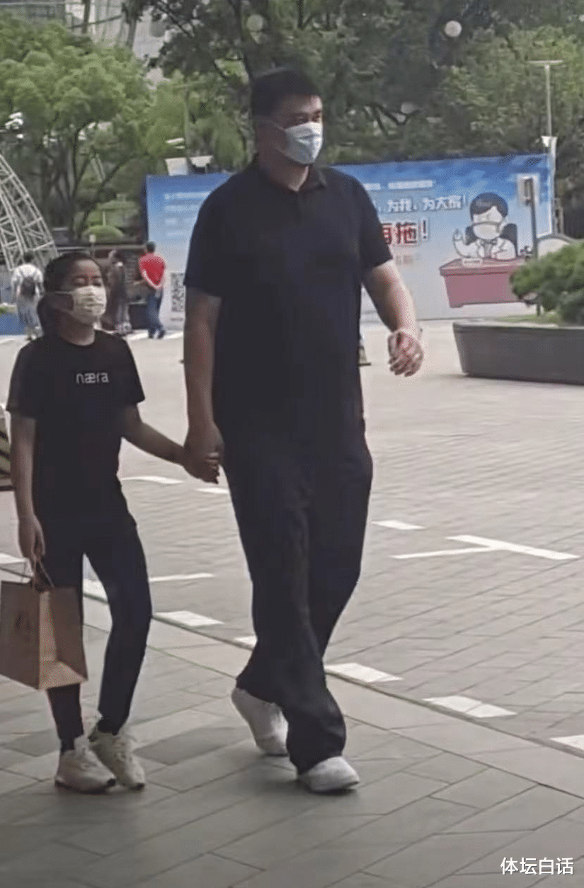 姚明|姚明父女逛街身高引关注！小巨人身家超20亿，网友：赶紧生二胎吧