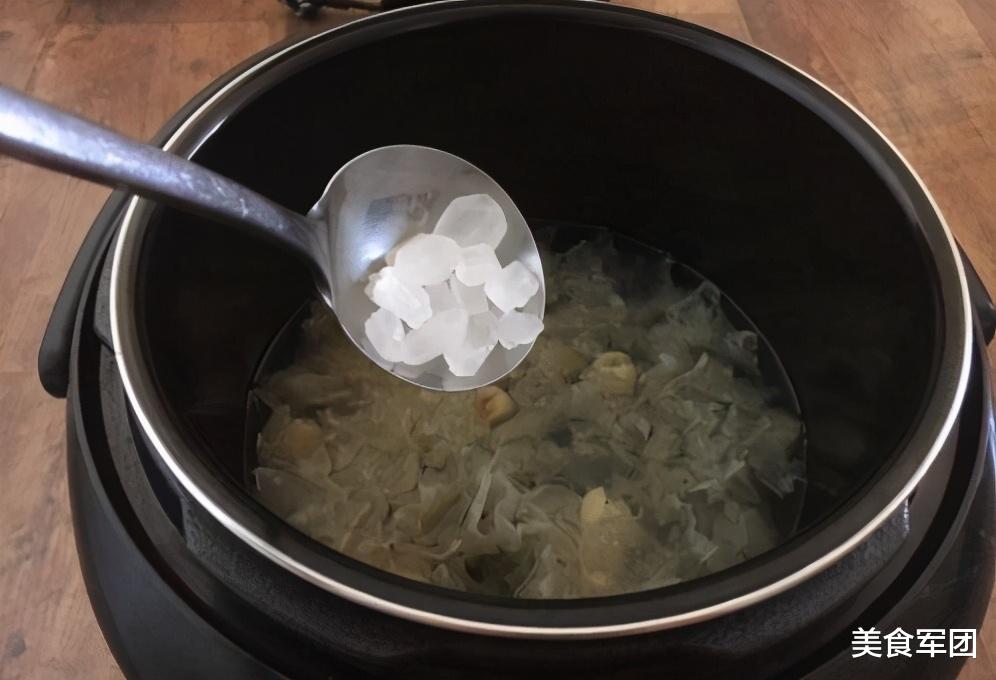 |消暑润肺的一道银耳粥，香甜可口，5分钟就能做好
